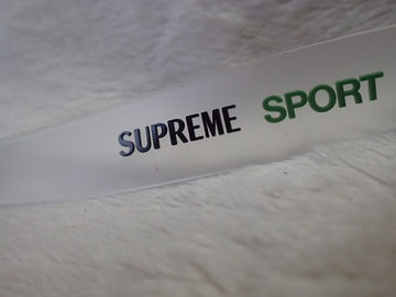 Le logo fait sur commande a gravé la correction en refief en caoutchouc du label/PVC pour le Headwear