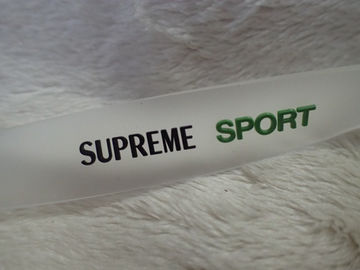 Le logo fait sur commande a gravé la correction en refief en caoutchouc du label/PVC pour le Headwear