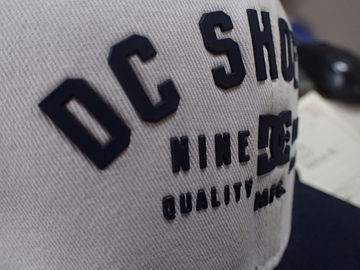 Correction à haute fréquence de textile tissé pour l'habillement avec le logo de relief, 3D logo de l'effet TPU sur le chapeau