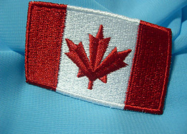 Le drapeau fait sur commande 3D soutenu pour être logo doux a brodé la correction de cou réutilisable