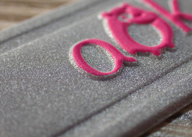 Cousez sur les corrections de logo de PVC 3D de relief par corrections faites sur commande d'habillement avec le tissu de feutre