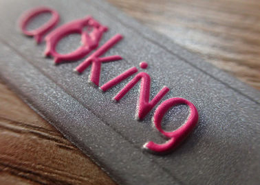 Cousez sur les corrections de logo de PVC 3D de relief par corrections faites sur commande d'habillement avec le tissu de feutre