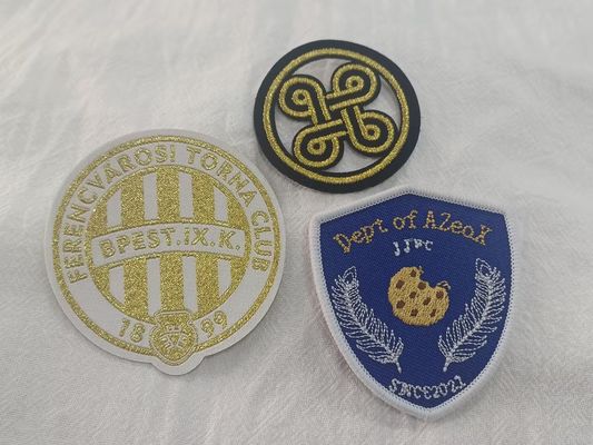 Logo personnalisé, brodé sur des patchs pour vêtements.