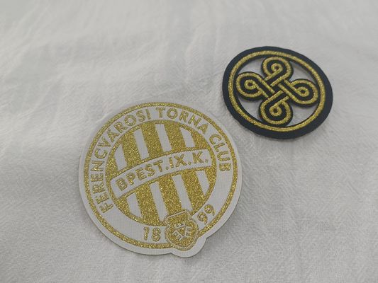 Logo personnalisé, brodé sur des patchs pour vêtements.