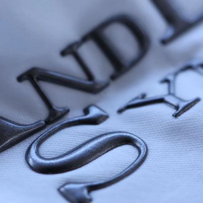Lettres de conception personnalisées Étiquette de marque en relief haute fréquence 3D TPU Logo Transfertion de chaleur Fer sur étiquettes pour vêtements