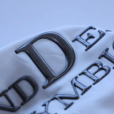 Lettres de conception personnalisées Étiquette de marque en relief haute fréquence 3D TPU Logo Transfertion de chaleur Fer sur étiquettes pour vêtements