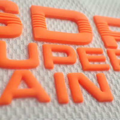 Étiquette en silicone à injection de moule personnalisée Lavable 3D Logo en silicone doux Transfert de chaleur Badge en silicone
