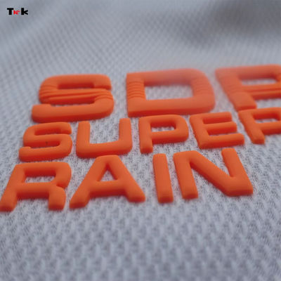 Étiquette en silicone à injection de moule personnalisée Lavable 3D Logo en silicone doux Transfert de chaleur Badge en silicone
