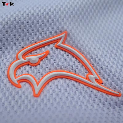 Étiquette en silicone à injection de moule personnalisée Lavable 3D Logo en silicone doux Transfert de chaleur Badge en silicone