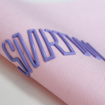 Lettres de conception personnalisées Étiquette de marque en relief haute fréquence 3D TPU Logo Transfertion de chaleur Fer sur étiquettes pour vêtements