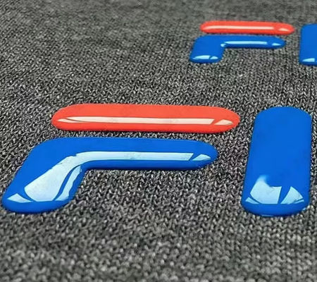 Logo de brillance en relief 3D Vêtements en fer chaud Badge en caoutchouc Patch de transfert de chaleur en silicone