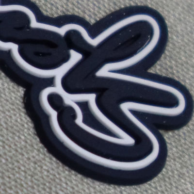 Étiquette en silicone 3D personnalisée Presses à chaleur Badge de transfert de logo en silicone 3D lavé