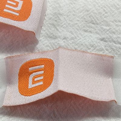 Étiquettes tissées sur mesure pour vêtements à haute densité Couverture de livre Étiquettes pliables pour sacs