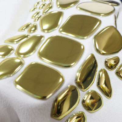 Étiquette de transfert de chaleur en or métallique TPU personnalisée par usine - Emblème de forme irrégulière pour vêtements de luxe et vêtements de mode