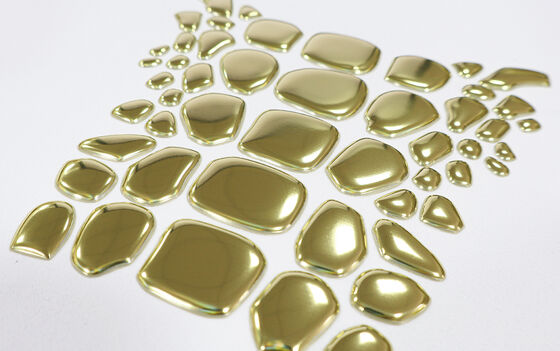 Étiquette de transfert de chaleur en or métallique TPU personnalisée par usine - Emblème de forme irrégulière pour vêtements de luxe et vêtements de mode