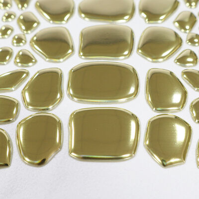 Étiquette de transfert de chaleur en or métallique TPU personnalisée par usine - Emblème de forme irrégulière pour vêtements de luxe et vêtements de mode