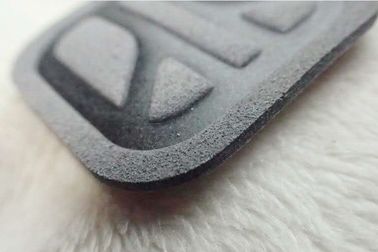 Label favorable à l'environnement mou gris de Microfiber, logo à haute fréquence de Costom pour l'habillement