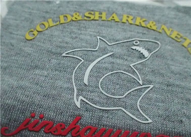 3D a gravé les labels en refief colorés d'impression d'écran avec la presse chaude de la chaleur de colle de fonte pour le T-shirt
