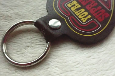 Chaîne en cuir formée principale de porte-clés de Brown de souvenir, logo de impression coloré fait sur commande