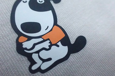 L'habillement de transfert de chaleur d'impression d'écran marque le fer fait sur commande sur des autocollants