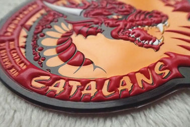 Corrections colorées faites sur commande de PVC, de relief et logo de vêtements d'impression d'écran