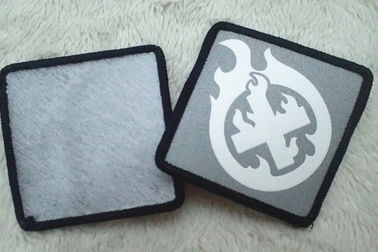 Label réfléchi argenté fait sur commande d'impression d'écran, correction molle de TPU pour le vêtement