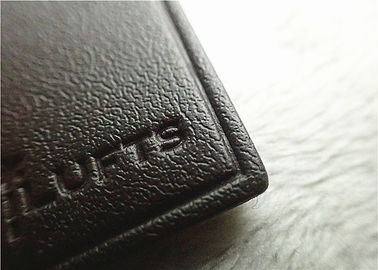 Nègre - le cuir de relief veiné par Brown raccorde le logo à haute fréquence de marque cousant sur le vêtement
