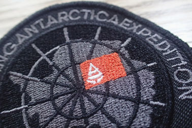 Les corrections faites sur commande d'habillement de polyester noir lavable/adhésif ont brodé des corrections