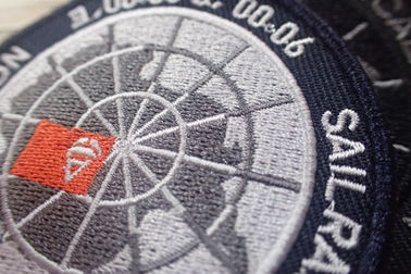 Les corrections faites sur commande d'habillement de polyester noir lavable/adhésif ont brodé des corrections