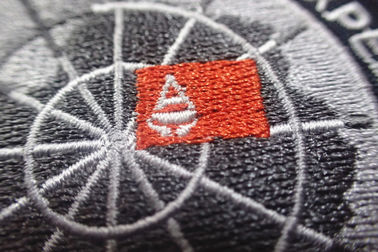 Les corrections faites sur commande d'habillement de polyester noir lavable/adhésif ont brodé des corrections