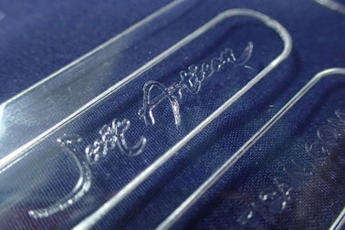 Étiquettes de coup d'habillement de logo de laser de Coutom, étiquettes acryliques transparentes