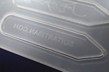 Étiquettes de coup d'habillement de logo de laser de Coutom, étiquettes acryliques transparentes