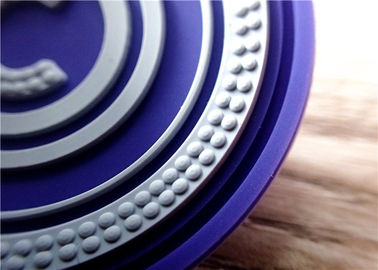 Les corrections circulaires de silicone de double couleur avec 3D ont gravé le logo en refief de marque