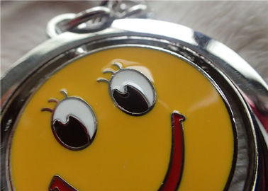Colorez les cadeaux promotionnels personnalisés argentés de chaîne principale avec le visage jaune de sourire rotatif