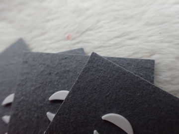 Corrections en caoutchouc de logo de suède gris supérieur importées par doux, avec le logo micro fait sur commande d'injection
