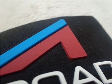 Double - colorez les corrections en caoutchouc de logo du silicone 3D Microfiber noir que mou a plantées