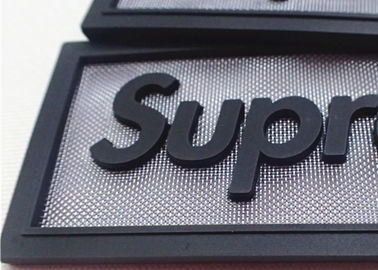 Filet décoratif en métal de mode avec les corrections en caoutchouc de label de silicone pour des vêtements
