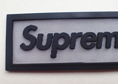 Filet décoratif en métal de mode avec les corrections en caoutchouc de label de silicone pour des vêtements