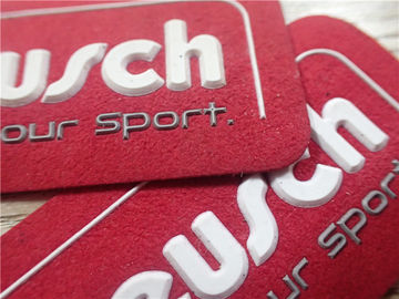 Le logo en caoutchouc fait sur commande de suède rouge mou durable raccorde la couleur de l'injection deux