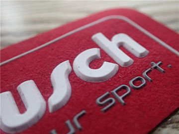 Le logo en caoutchouc fait sur commande de suède rouge mou durable raccorde la couleur de l'injection deux