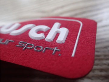 Le logo en caoutchouc fait sur commande de suède rouge mou durable raccorde la couleur de l'injection deux