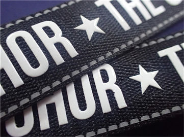 Labels adaptés aux besoins du client d'habillement tissés par silicone brillant, imprimant Logo On Tape For Cloth