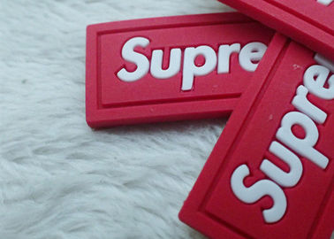 La sélection des couleurs plate vêtx le label en caoutchouc en caoutchouc des corrections de logo/PVC