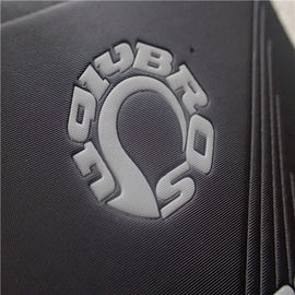 Corrections faites sur commande d'habillement de cuir d'unité centrale, ligne blanche de logo de Debossed grandes corrections polonaises mates pour des vêtements