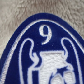 La forme ovale a personnalisé le transfert de chaleur de flocage monochrome brodé de peluche uniforme de boule de corrections