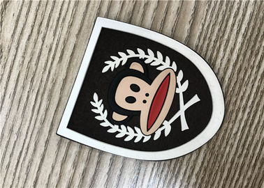 Correction en caoutchouc de logo de Microfiber adaptée aux besoins du client par professionnel pour les vêtements et les sacs etc.