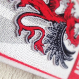 Fer moderne d'habillement sur l'impression de peluche de logo de dragon de forme de bouclier de corrections s'assemblant pour la décoration de vêtement