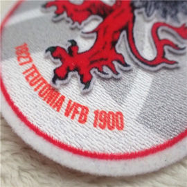 Fer moderne d'habillement sur l'impression de peluche de logo de dragon de forme de bouclier de corrections s'assemblant pour la décoration de vêtement