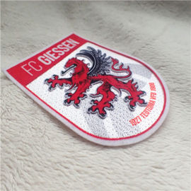 Fer moderne d'habillement sur l'impression de peluche de logo de dragon de forme de bouclier de corrections s'assemblant pour la décoration de vêtement