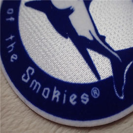 Le double fer de forme ronde de couleur sur la coutume raccorde le logo Tatami de requin s'assemblant avec la colle chaude de fonte